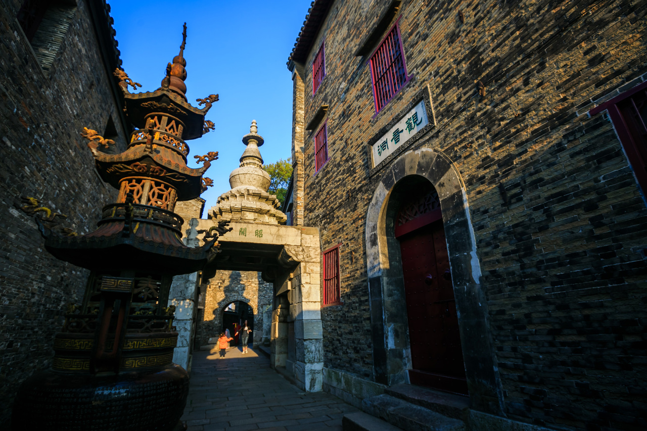 從白娘子水漫金山,到甘露寺劉備招親,小城中的每一個角落都能推敲出一